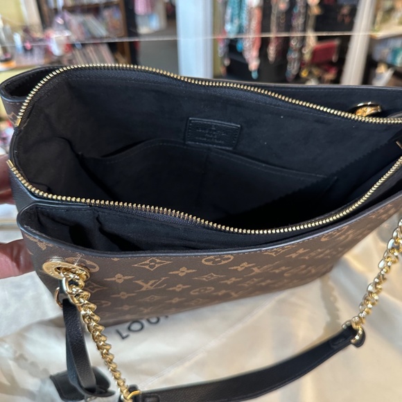 Louis Vuitton - Picture 10 of 15